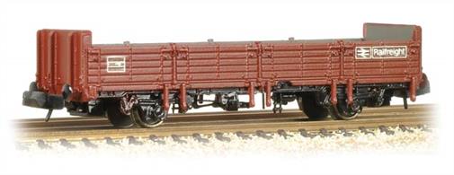 A superb model of the BR OBA design long-wheelbase open wagon painted in goods brown livery.Fitted with distinctive high ends these wagons allowed freight to be moved at much higher speeds. The air brake service Speedlink Distribution network supplied rail goods service able to compete with road haulage and the OBA type still forms part of the core wagon fleet.Eras 7-8