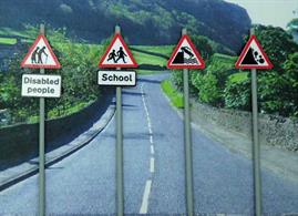 Pack of 5 roadside triangular hazard warning signs.
