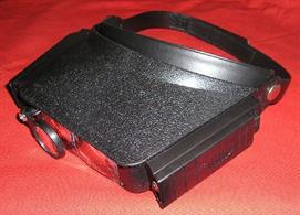 A lightweight headband magnifier unit fitted with a torch light to provide strong, direct&nbsp;lighting on the area being viewed.