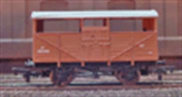 Model of a Britosh Railways standard design cattle wagon finished in bauxite liveryThe British Railways standard design of cattle wagon was based on the GWR design dating back to 1888, updates with BR standard chassis design, roof profile and brake fittings. Like many of the similar GWR wagons the BR cattle wagons were equipped with vacuum train brakes, carrying the bauxite 'fitted' livery.