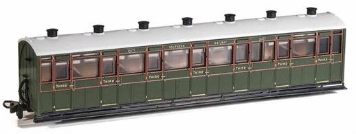 A detailed model of the Lynton &amp; Barnstaple Railway enclosed all-third class coaches which were used on trains throughout the year.Finished as Southern Railway coach 2471 in SR green livery.Length 167mm over couplings