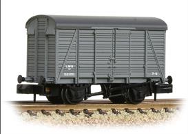 A new detailed model of the distinctive Southern Railway design ventilated box van with three-arc roof.This model has the 2+2 plank style body and is finished as a wagon built for the LMS during WW2 in grey livery.Era 3 1923-1947