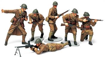 Tamiya 1/35 French WW1 Infantry Set 35288Set of six French infantry figures plus accessories. Comes with 4 riflemen figures, 1 machine gunner figure, and 1 commander figure, all in realistic combat poses.Glue and paints are required
